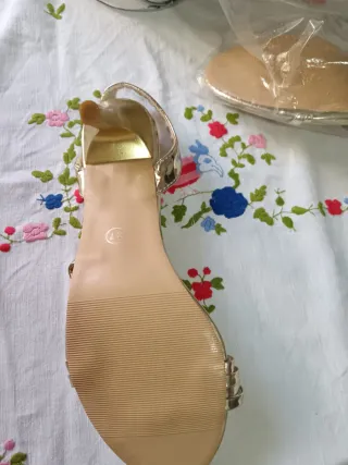 Sandalias doradas elegantes