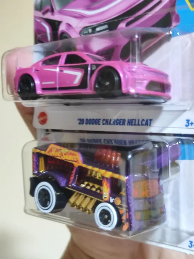 2 Hot Wheels (1 Th).