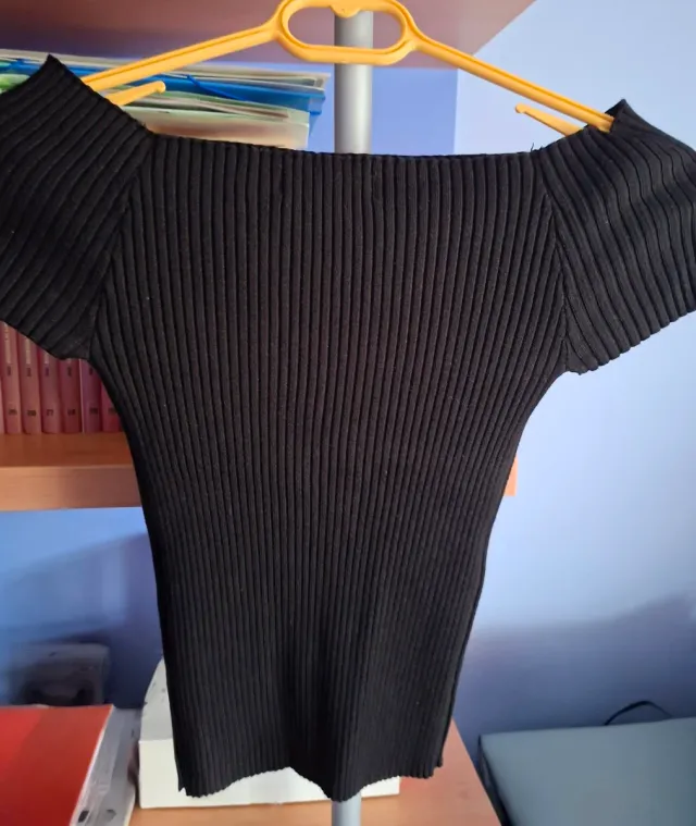 Top in maglia a coste con spalle scoperte