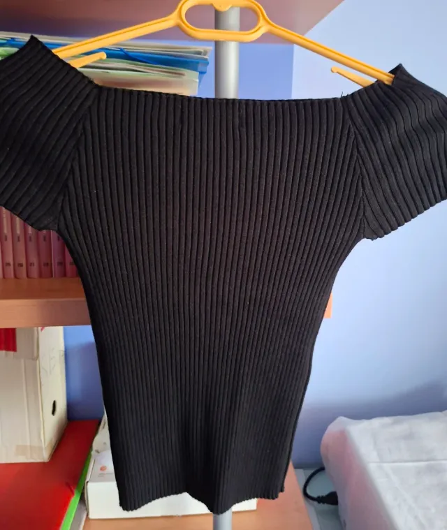 Top in maglia a coste con spalle scoperte