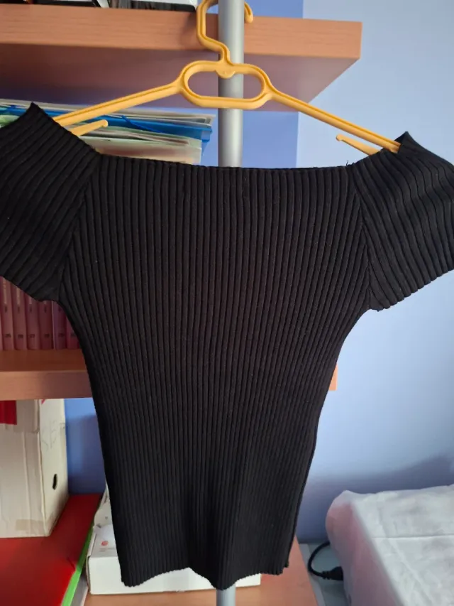 Top in maglia a coste con spalle scoperte