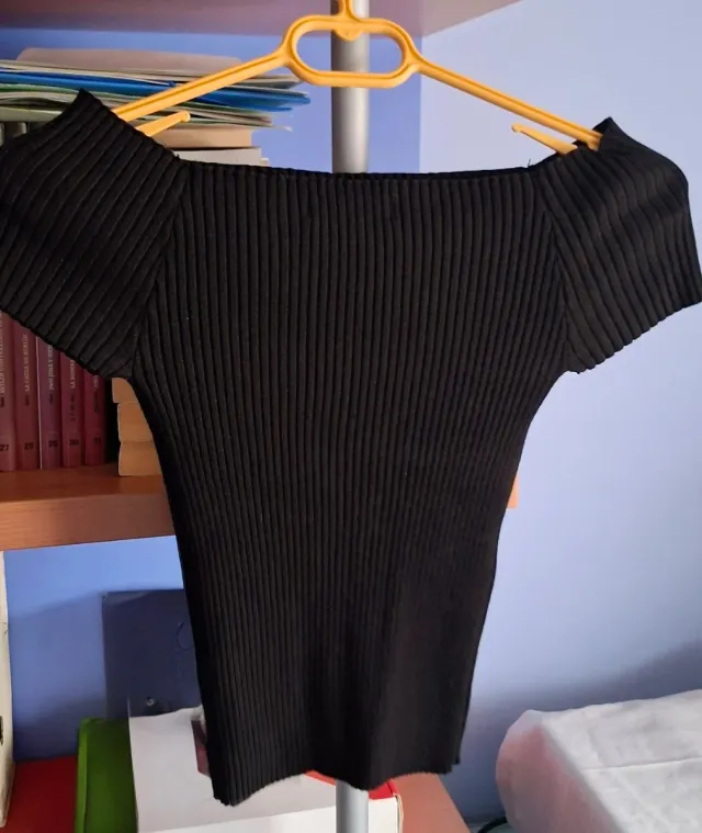 Top in maglia a coste con spalle scoperte