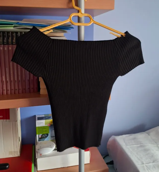 Top in maglia a coste con spalle scoperte