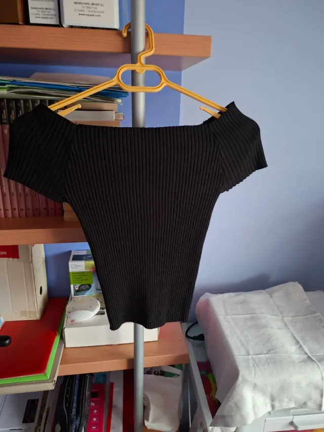 Top in maglia a coste con spalle scoperte