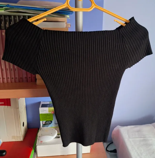 Top in maglia a coste con spalle scoperte