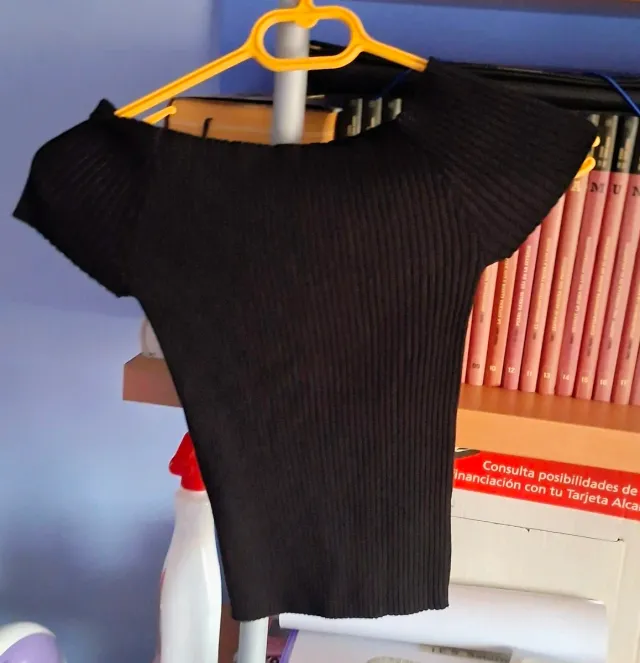 Top in maglia a coste con spalle scoperte