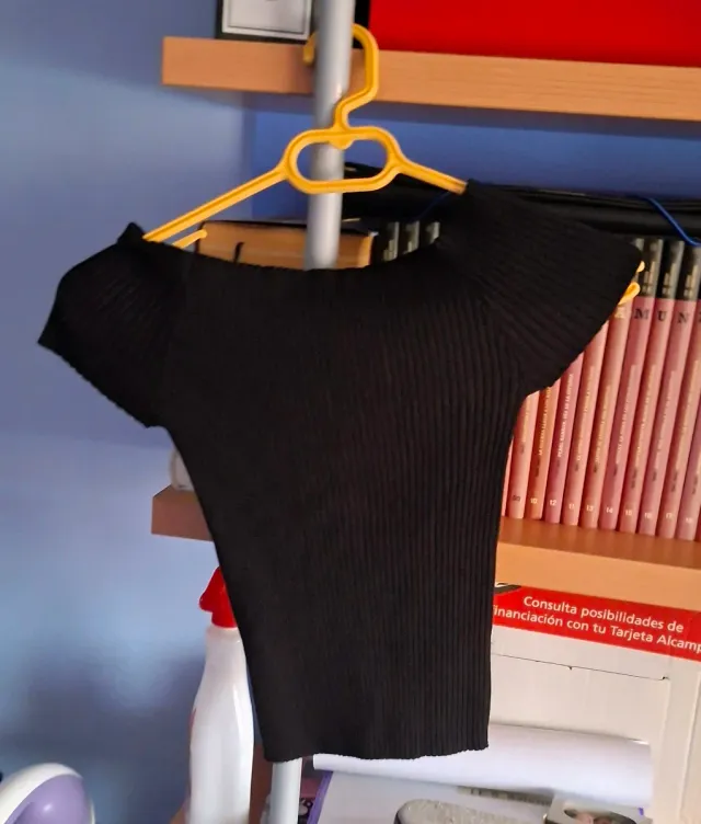 Top in maglia a coste con spalle scoperte