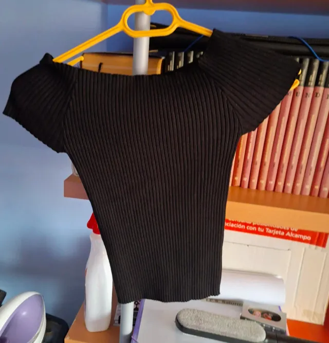 Top in maglia a coste con spalle scoperte