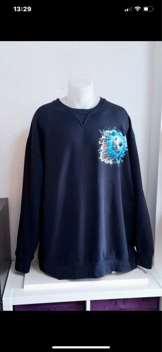 Sudadera azul con estampado de fútbol