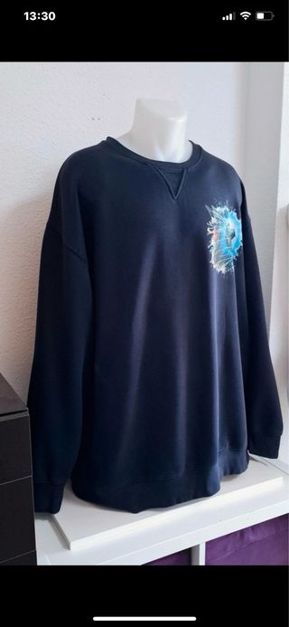 Sudadera azul con estampado de fútbol