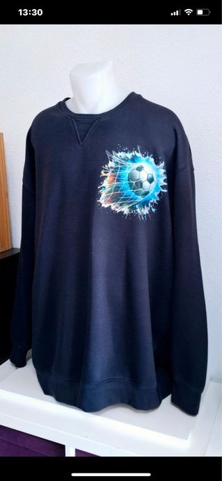 Sudadera azul con estampado de fútbol