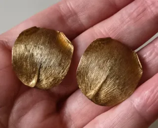 Pendientes clip vintage pétalos oro texturizados