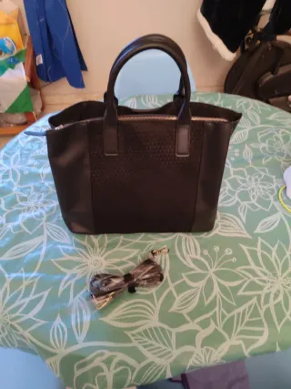 Bolso Negro Cremallera y Botones Magnéticos