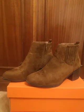 Botines tacón bajo ante marrón