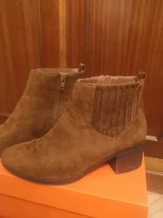 Botines tacón bajo ante marrón