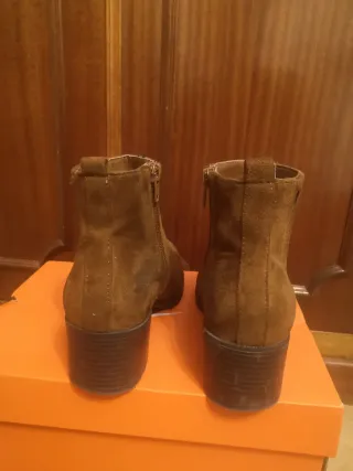Botines tacón bajo ante marrón