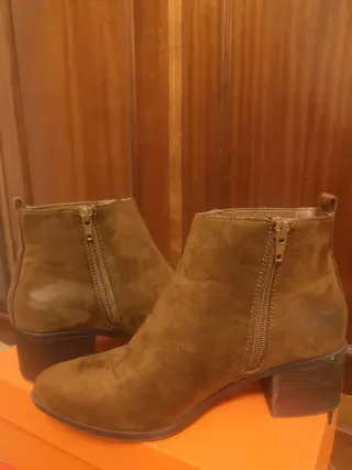 Botines tacón bajo ante marrón
