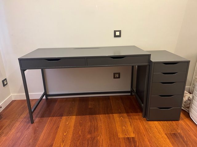 Escritorio gris con 2 cajones modelo Alex de Ikea