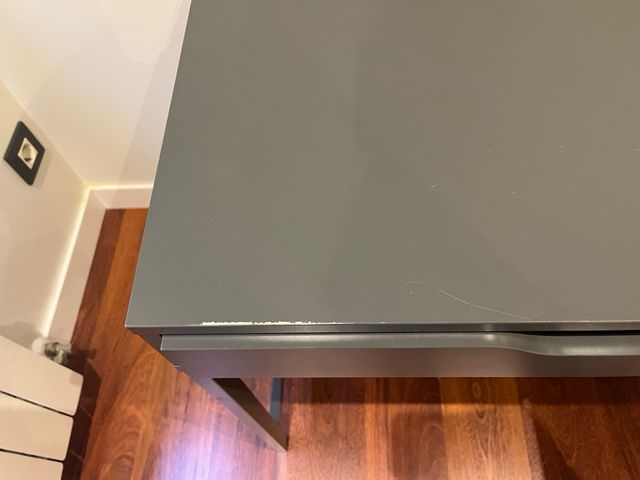 Escritorio gris con 2 cajones modelo Alex de Ikea