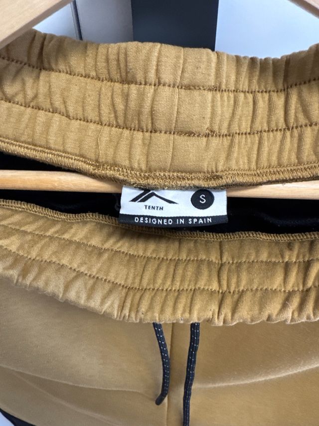 Chándal Tenth Negro y color mostaza