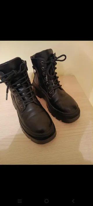 Botines negros con cordones y plataforma