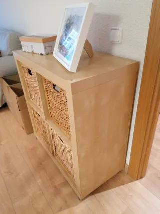 Estantería modular con cestas de mimbre