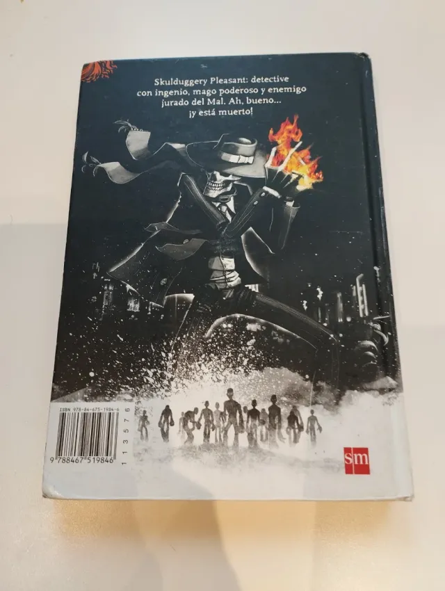 Detective Esqueleto [Skulduggery Pleasant] (Sku...