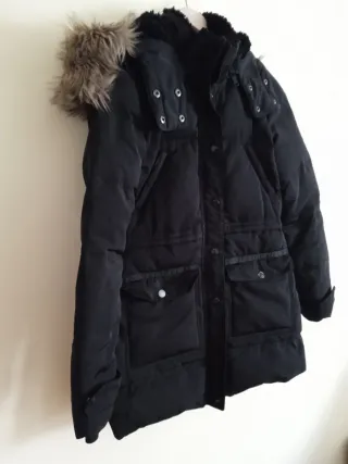 Abrigo acolchado negro con capucha