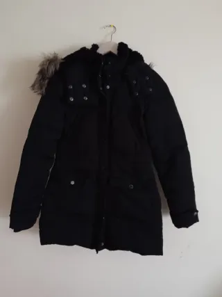 Abrigo acolchado negro con capucha