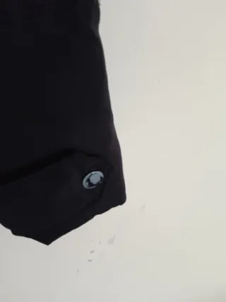 Abrigo acolchado negro con capucha