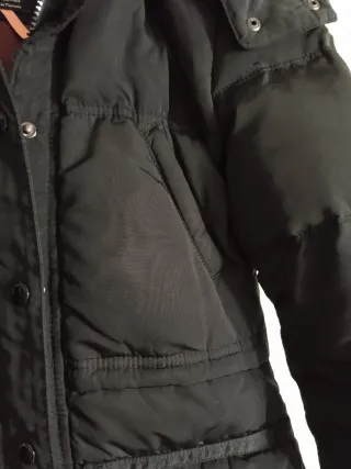 Abrigo acolchado negro con capucha