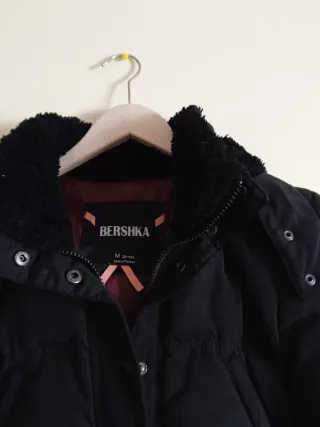 Abrigo acolchado negro con capucha