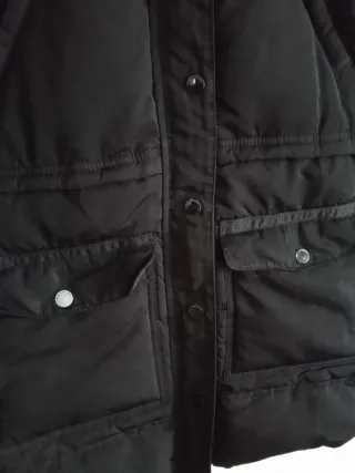 Abrigo acolchado negro con capucha