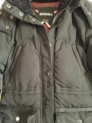 Abrigo acolchado negro con capucha