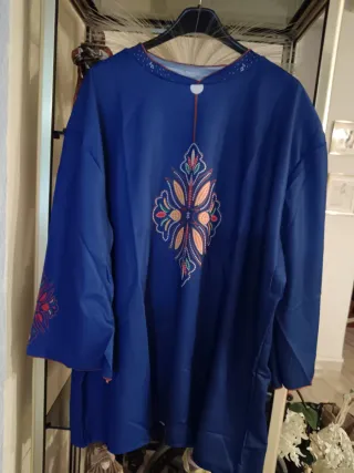 4 Blusas  tallas  XL, 20€ Nuevas.