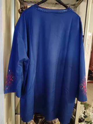 4 Blusas  tallas  XL, 20€ Nuevas.