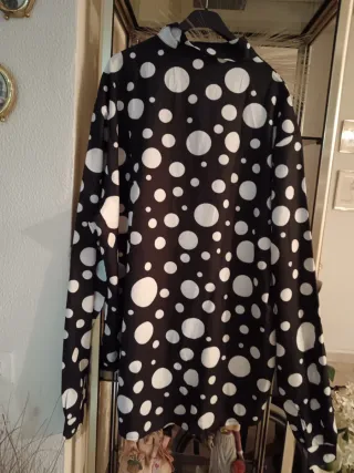 4 Blusas  tallas  XL, 20€ Nuevas.