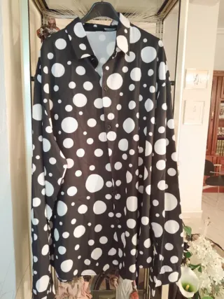 4 Blusas  tallas  XL, 20€ Nuevas.