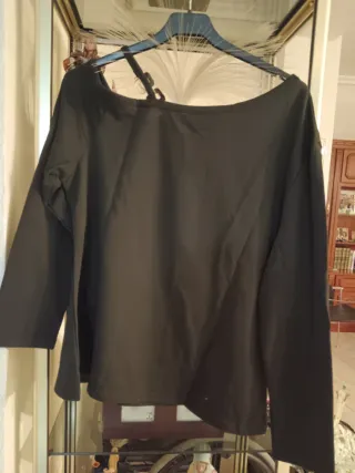 4 Blusas  tallas  XL, 20€ Nuevas.