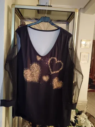 4 Blusas  tallas  XL, 20€ Nuevas.