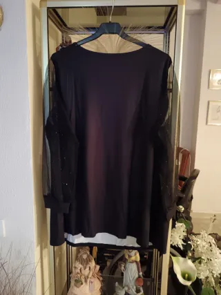 4 Blusas  tallas  XL, 20€ Nuevas.