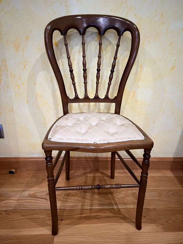 Silla de madera con asiento tapizado