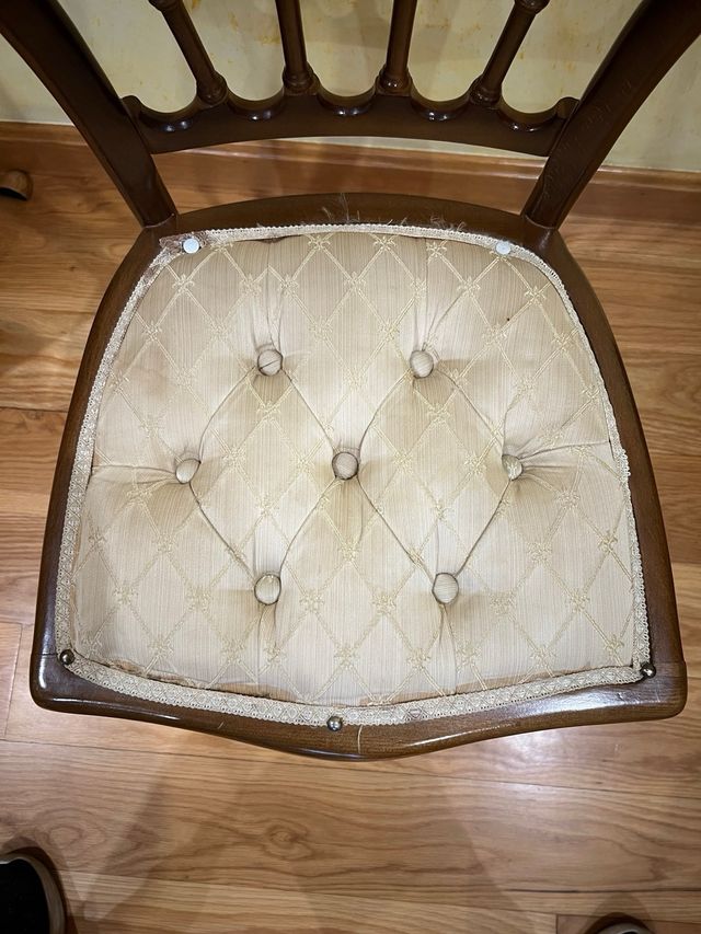Silla de madera con asiento tapizado