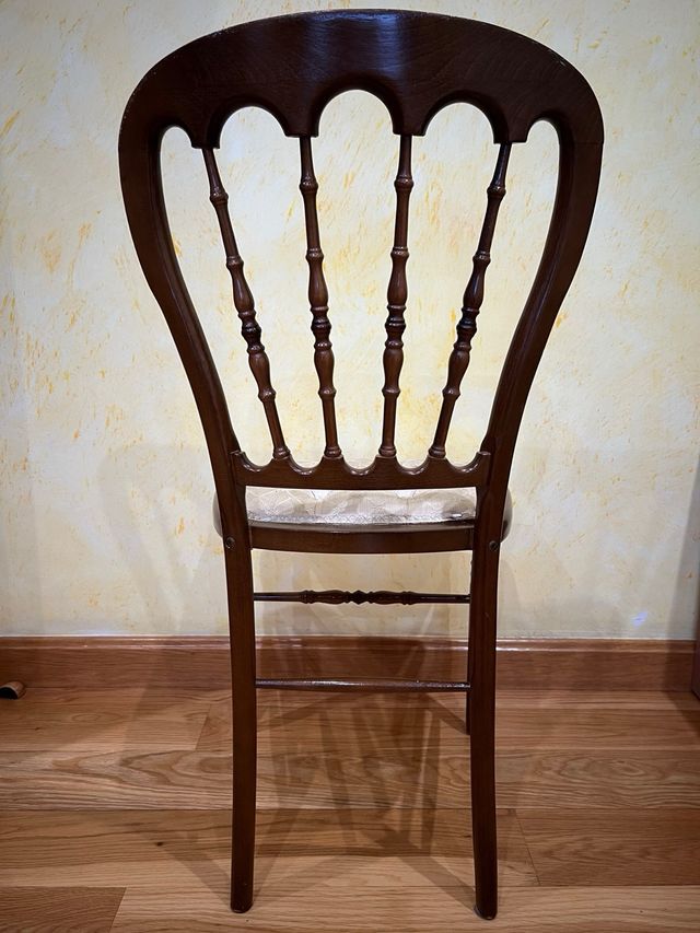 Silla de madera con asiento tapizado