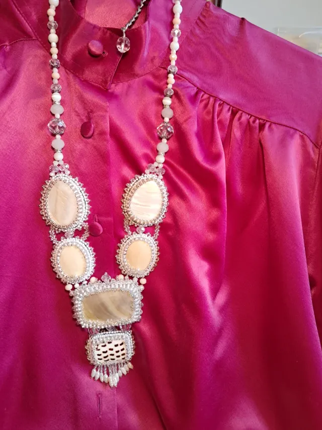 Collar de perlas y piedras