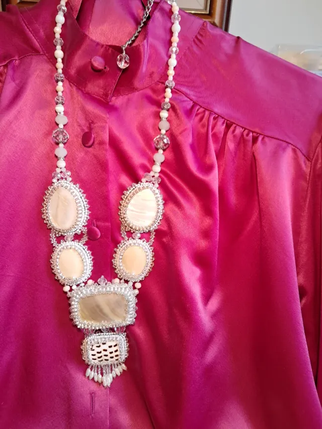 Collar de perlas y piedras