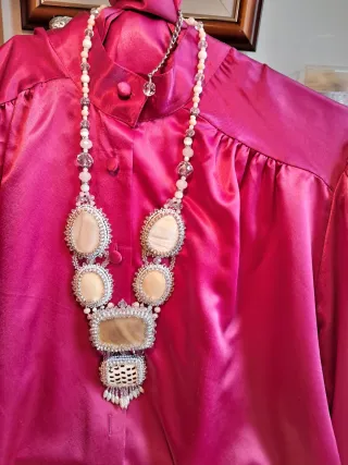 Collar de perlas y piedras