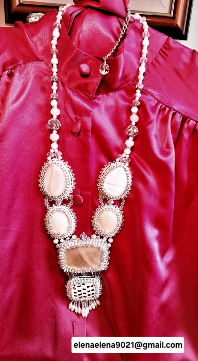 Collar de perlas y piedras