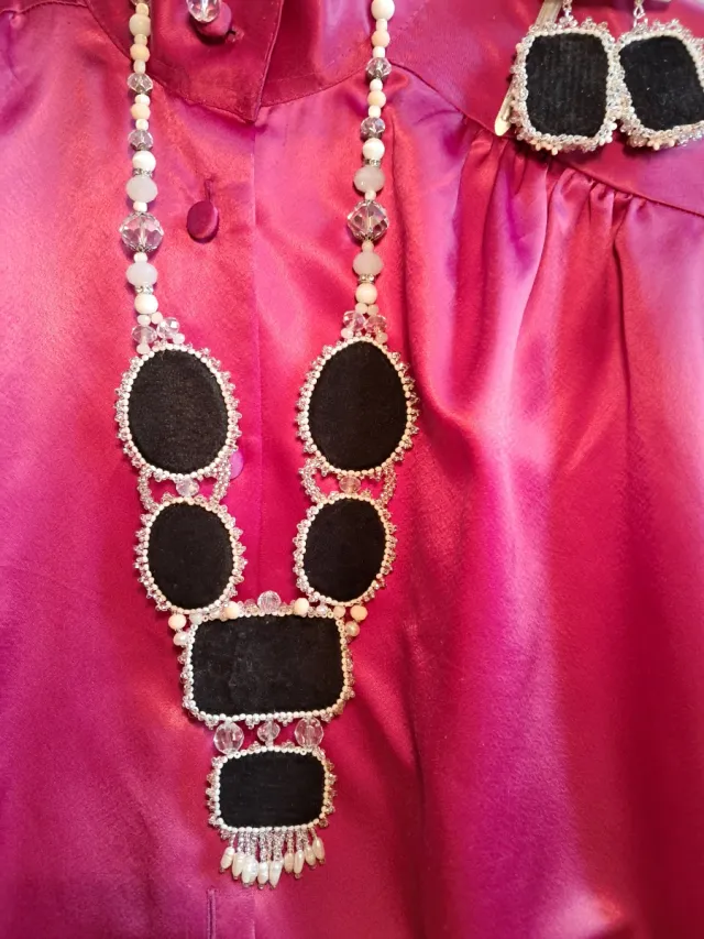 Collar de perlas y piedras