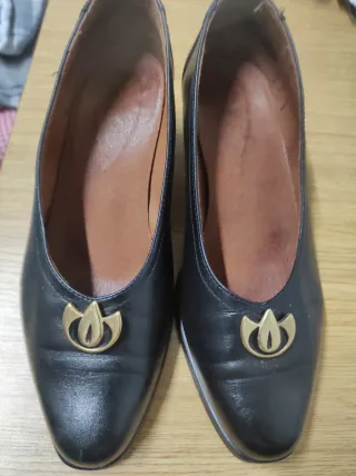 Zapatos de salón negros con detalle dorado